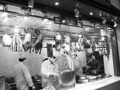 “ayx官网”「战时政治建警」 冲锋在前抗疫情 恪尽职守保平安(图2) 爱游戏(ayx)中国官方网站